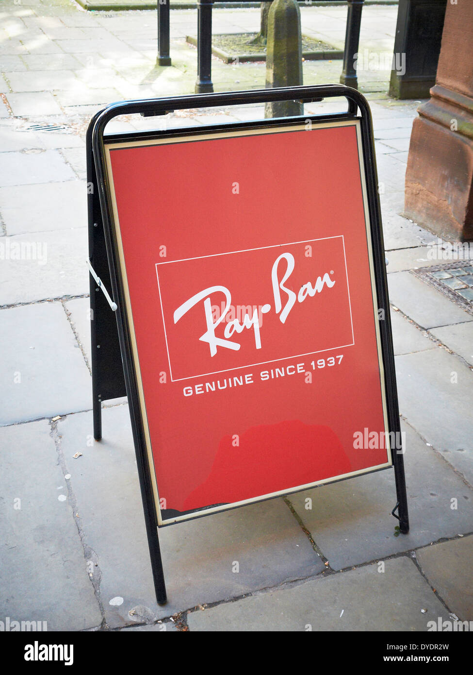 Ray Ban lunettes de soleil annonce sur le pavé à Manchester, UK Banque D'Images