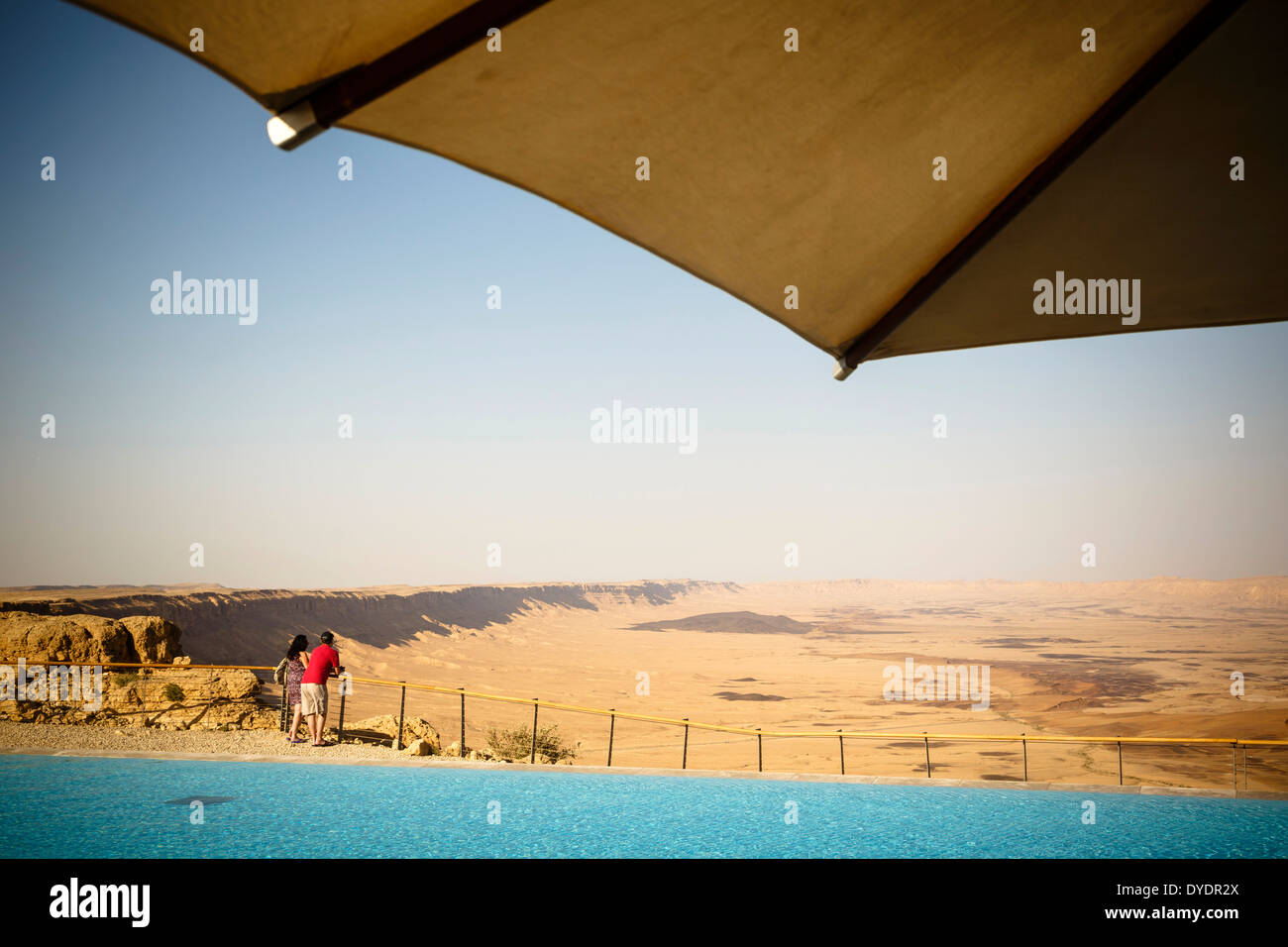 Vue sur le cratère de Ramon vu de Beresheet hotel, Mitzpe Ramon, région du Néguev, en Israël. Banque D'Images