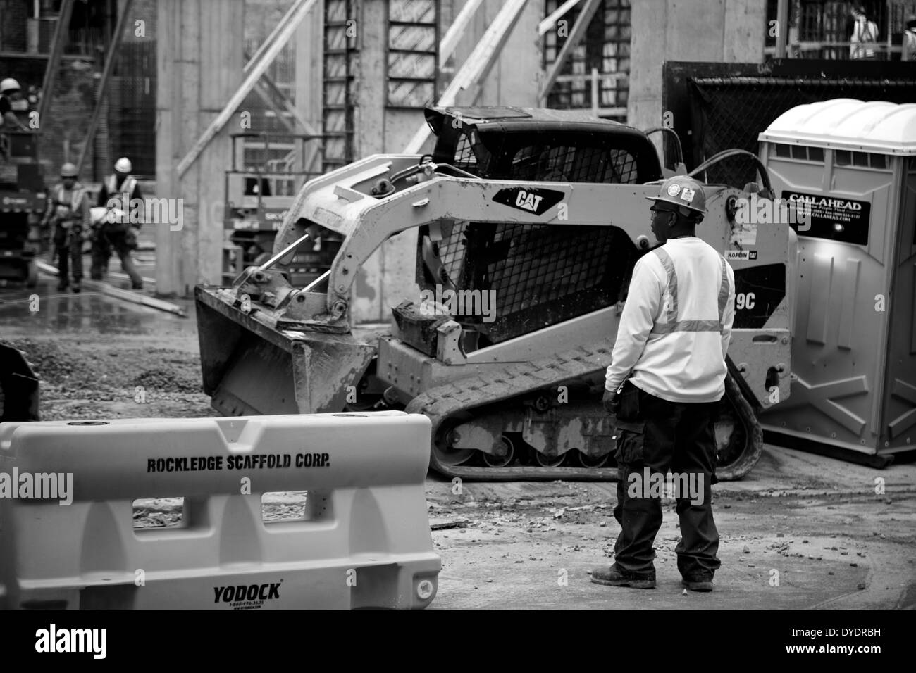 Un travailleur de la construction sur un site dans le centre de Manhattan, New York. Banque D'Images