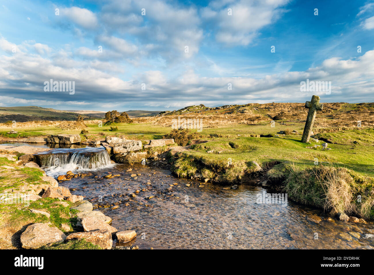 Une ancienne croix de pierre à Windy Poster à Dartmoor dans le Devon où le ruisseau Beckamoor Sortridge Grimstone et traverse le Leat, al Banque D'Images