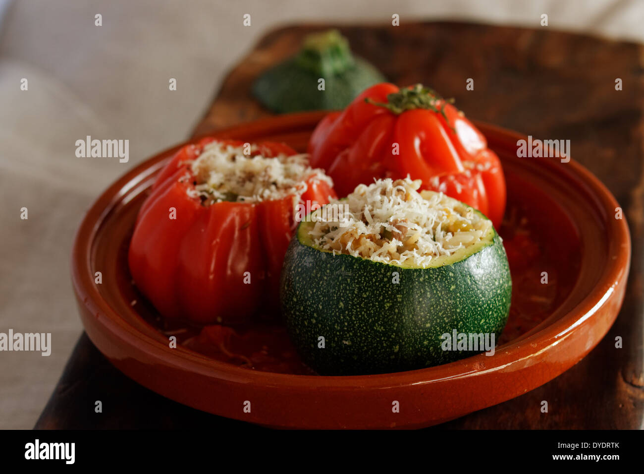 Les tomates cuites et les courgettes farcies de riz Banque D'Images