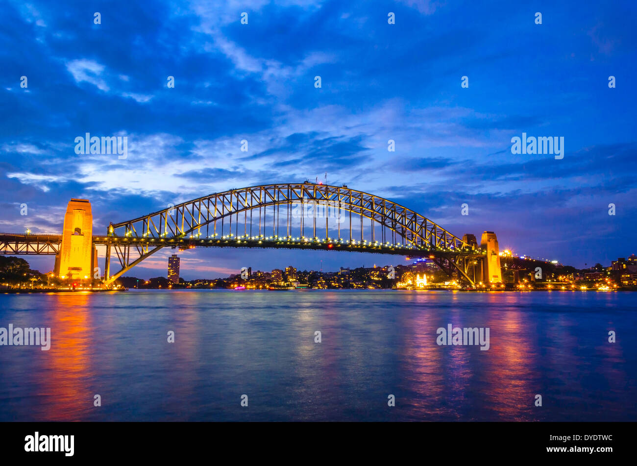 Le pont Harbour Bridge de Sydney, Australie le soir Banque D'Images