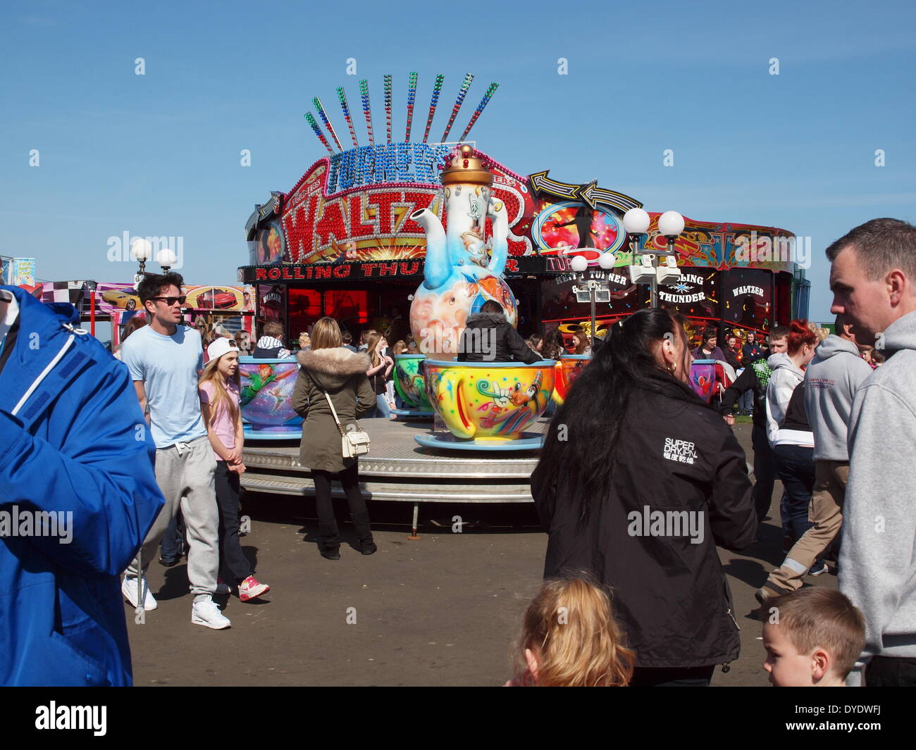 Newcastle Sur Tyne UK 15 avril 2014. L'opinion publique jouissant de leurs vacances de Pâques à la ville espagnole fête foraine sur les liens, Whitley Bay. Credit : James Walsh/Alamy Live News Banque D'Images