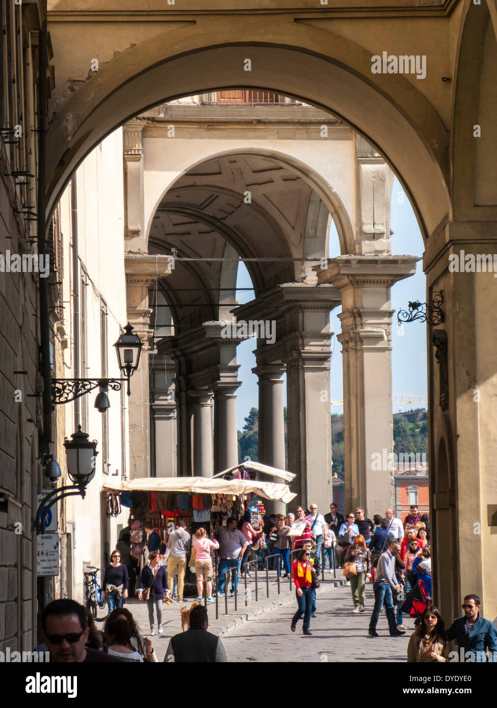 Italie,Toscane,Florence,arc en vertu de la galerie Uffizi et touristique. Banque D'Images