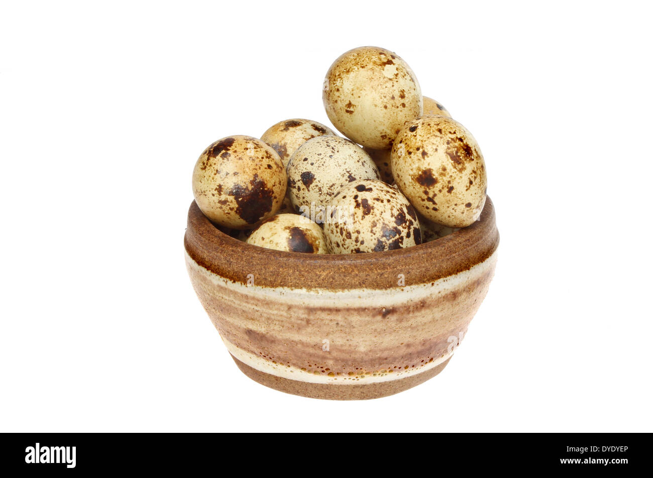 Cailles oeufs dans un bol en faïence blanche contre isolés Banque D'Images