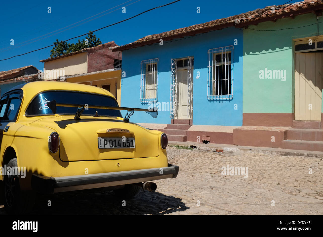 Une voiture Hillman personnalisés dans un quartier résidentiel de Trinidad, Cuba. Banque D'Images