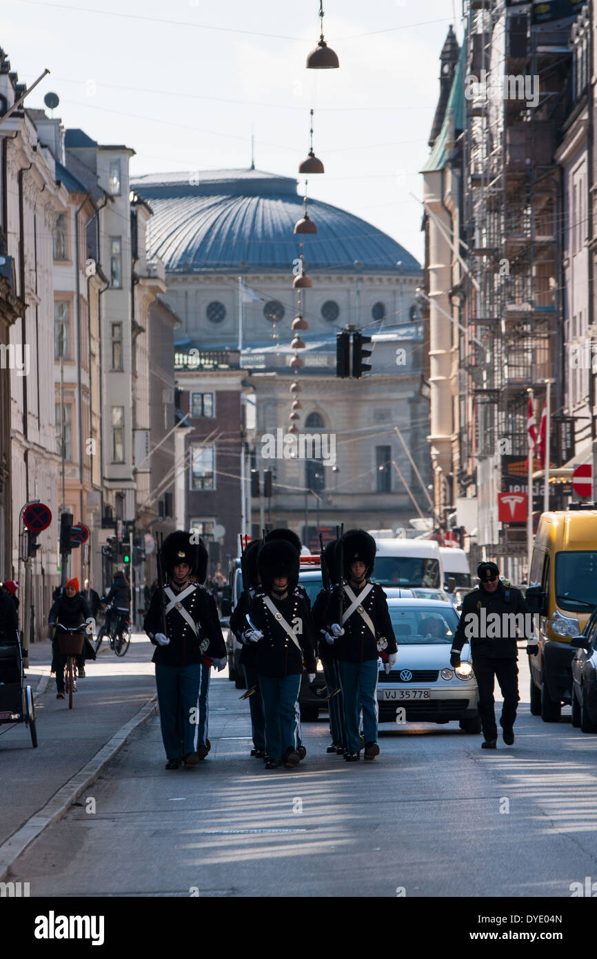 La garde royale de faire la parade au château d'Amalienborg. Le château est la résidence de la reine du Danemark. Banque D'Images