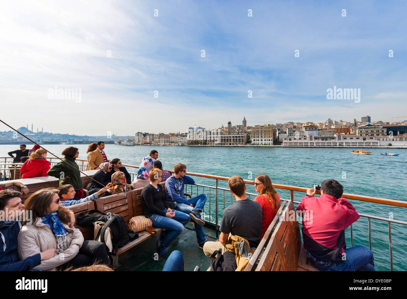 Avis de Beyoglu depuis le pont d'un bateau de croisière Bosphore Sehir Hatlan, Istanbul, Turquie Banque D'Images