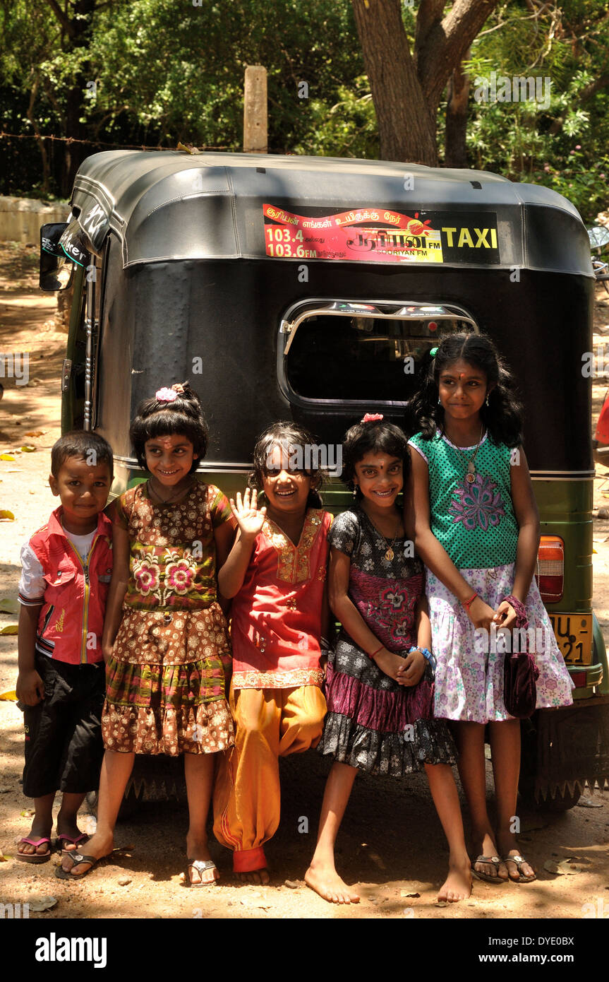 Enfants se tenant par un tuk-tuk, Trincomalee, Sri Lanka Banque D'Images