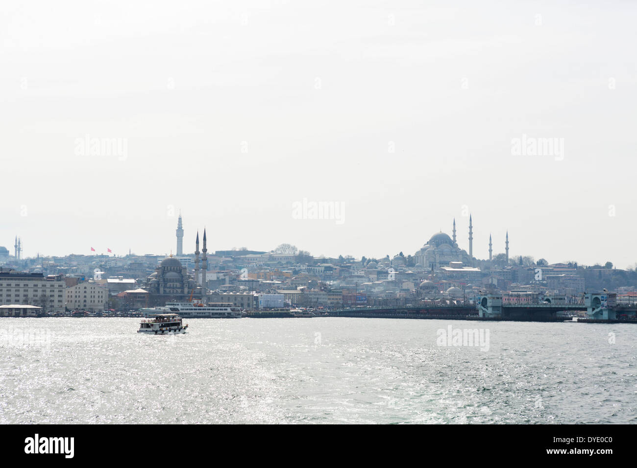 Avis de Sultanahmet et le front de mer d''Eminönü depuis le pont d'un Sehir Hatlan Croisière sur le Bosphore, Istanbul, Turquie Banque D'Images