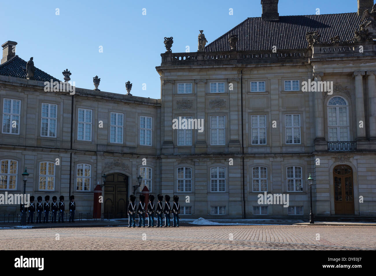 La garde royale de faire la parade au château d'Amalienborg. Le château est la résidence de la reine du Danemark. Banque D'Images