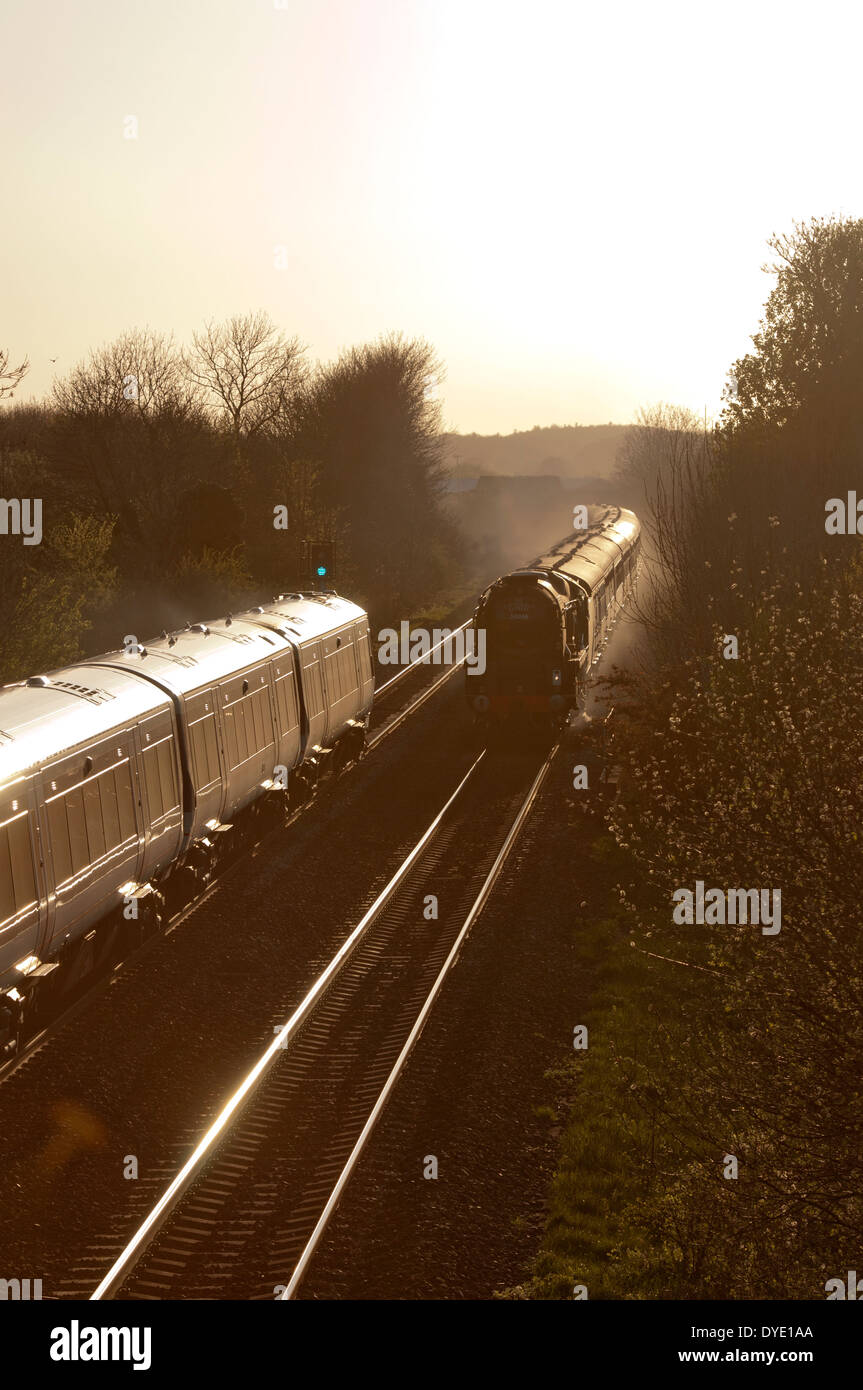 Les trains à vapeur et diesel passant, Warwick, Royaume-Uni Banque D'Images