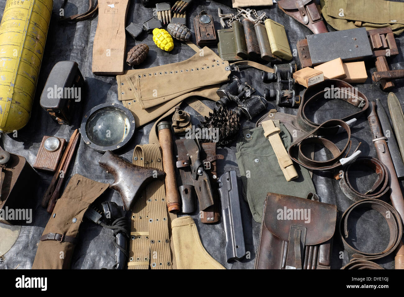 Souvenirs militaires sur l'étal du marché, Normandie, France Banque D'Images