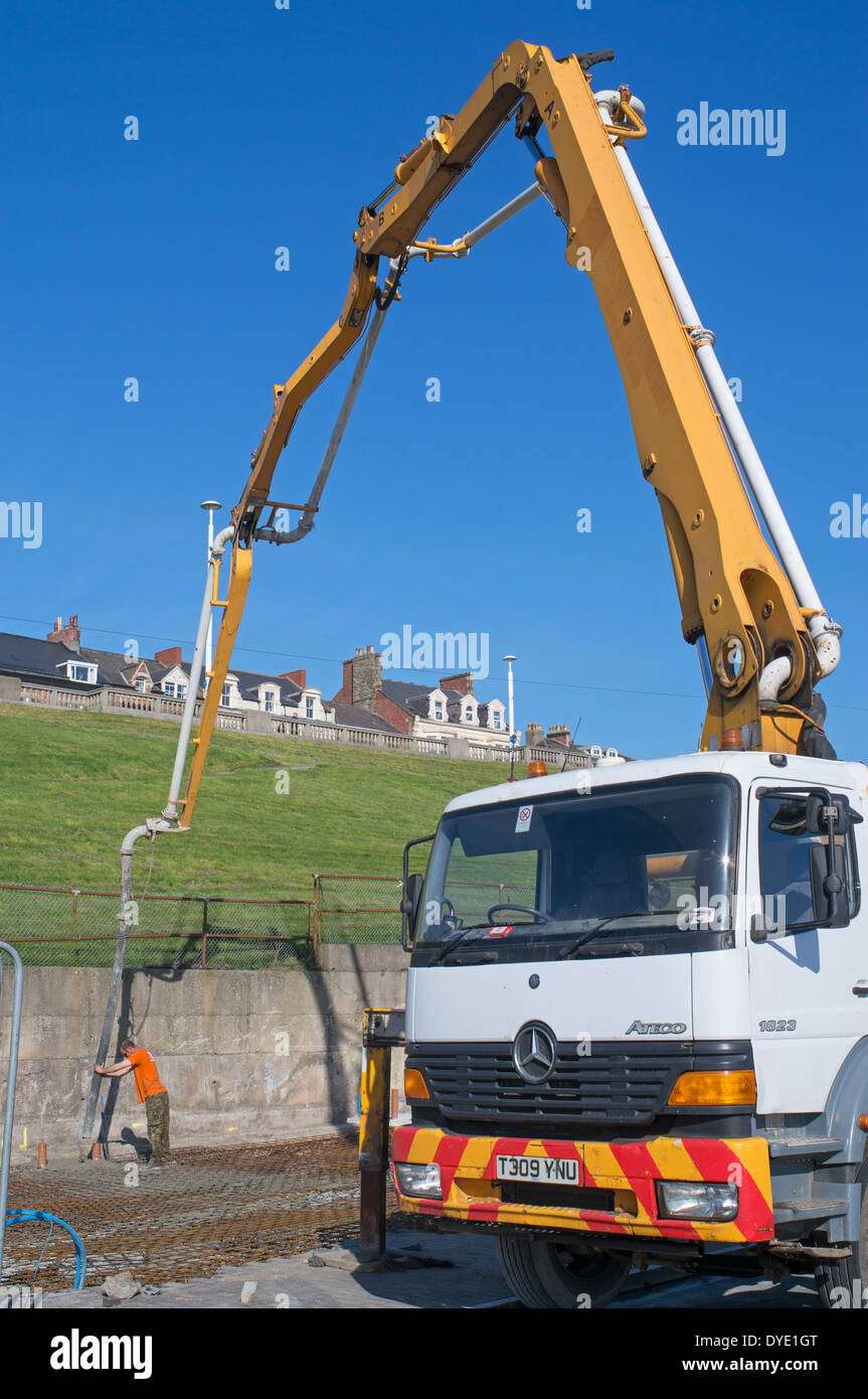 Pompe à béton au travail Roker Sunderland North East England UK Banque D'Images