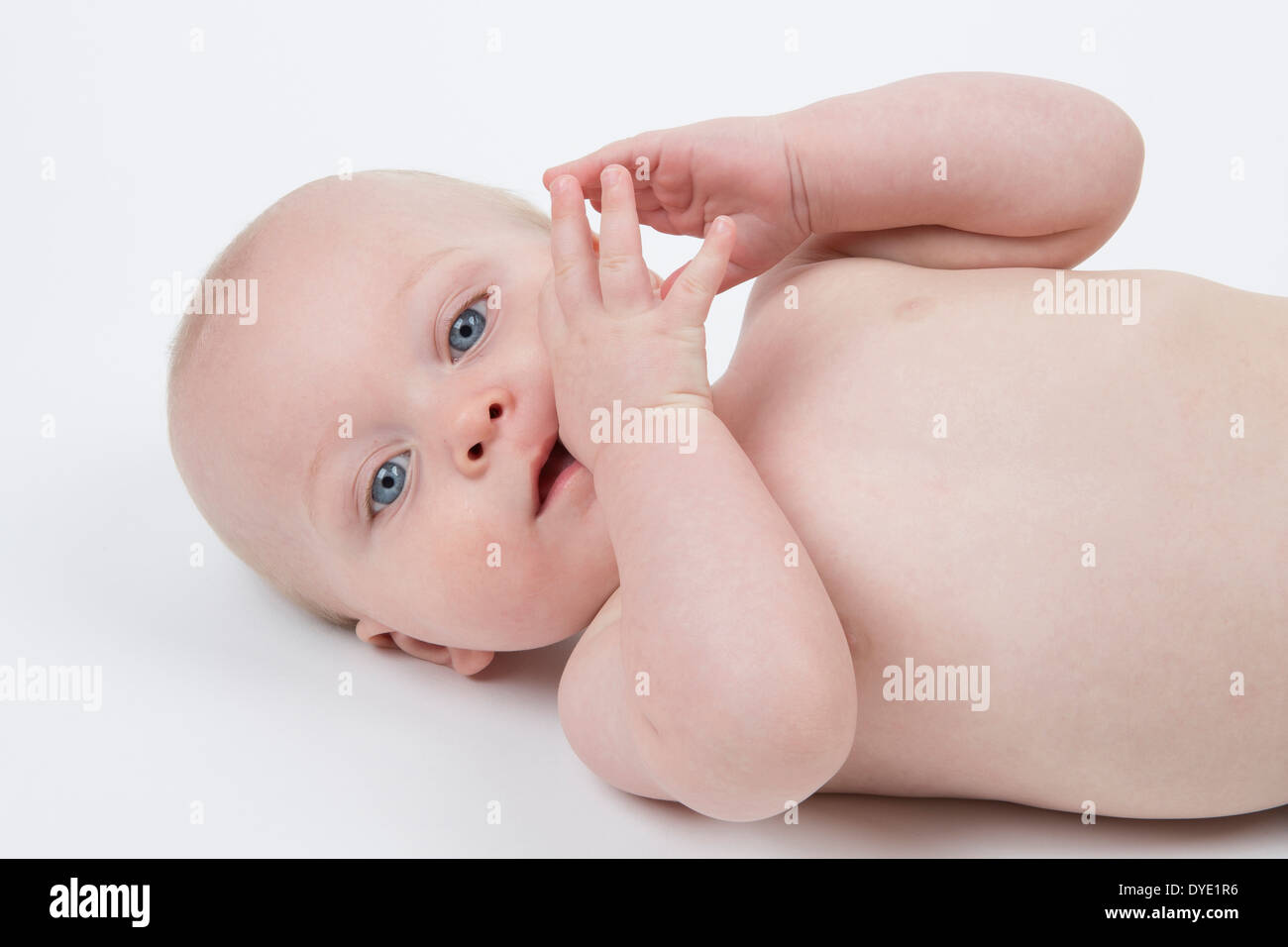 6 mois du bébé avec les yeux bleus Banque D'Images