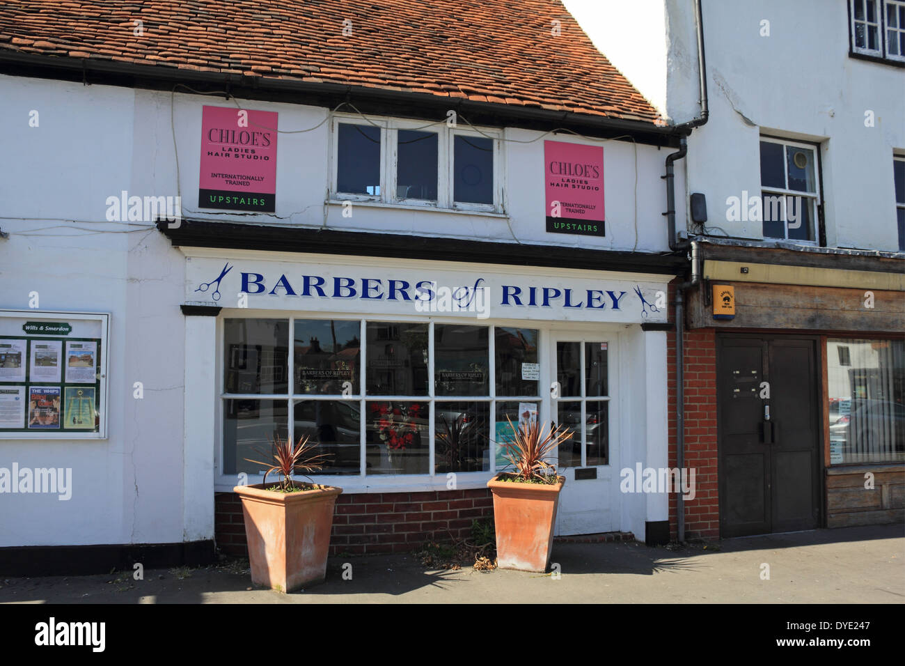 Les barbiers de Ripley dans la High Street à Ripley, Surrey England UK Banque D'Images