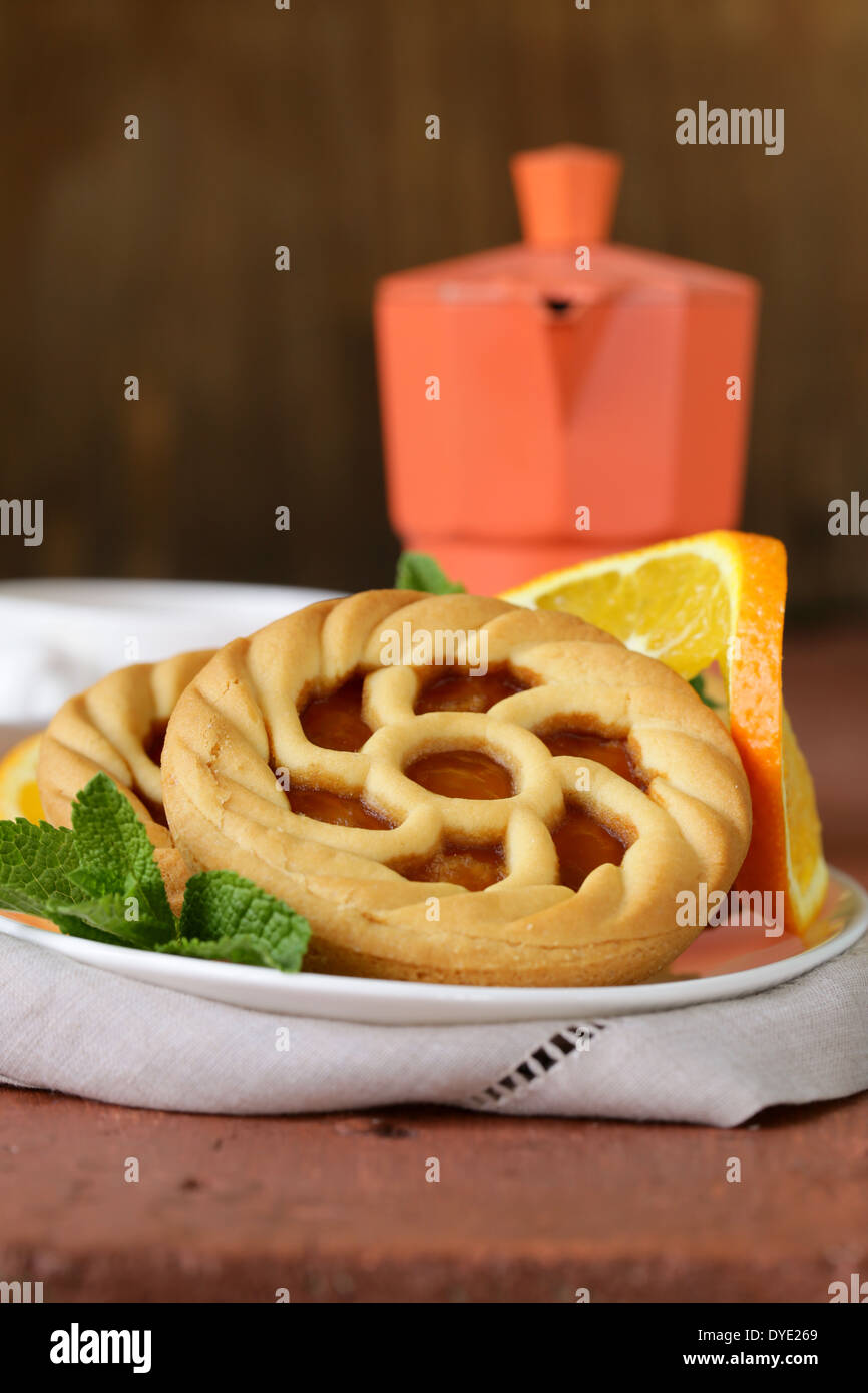 Mini tartelettes dessert avec orange on wooden table Banque D'Images