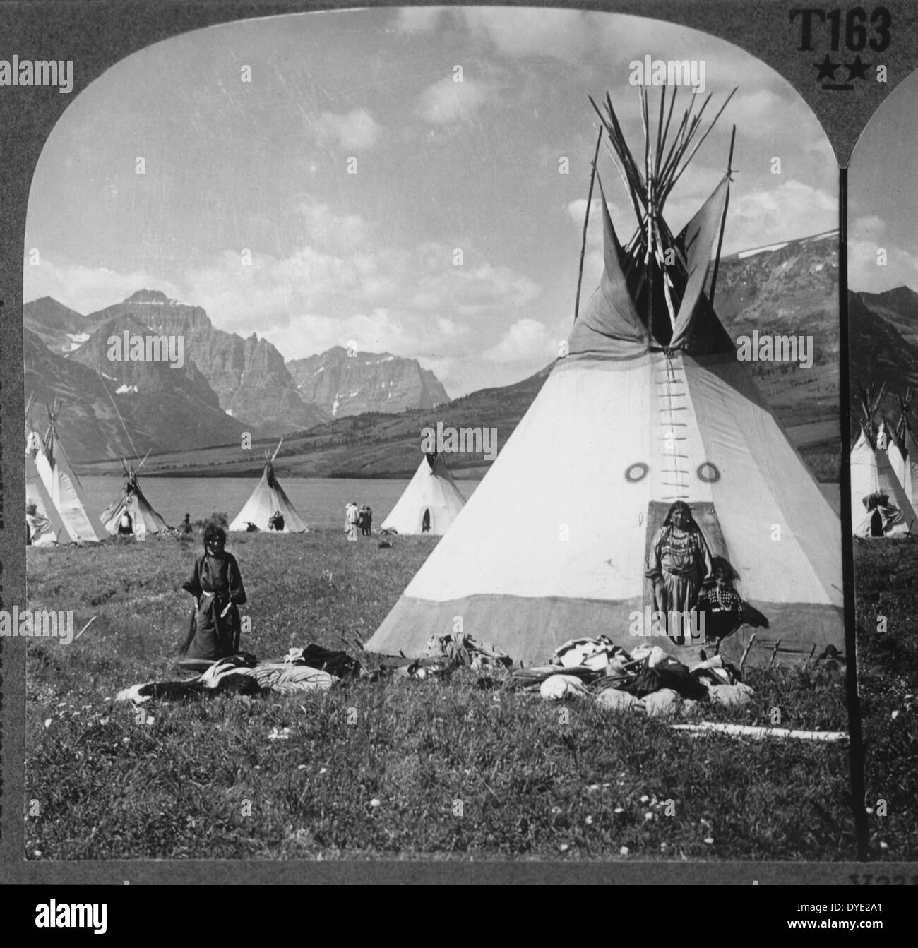 Village en tipi Blackfeet, près de St Mary's Lake, Glacier National Park, Montana, USA, vers 1900 Banque D'Images