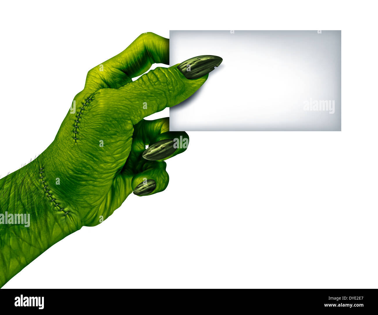 Zombie hand holding a blank card signe sur une vue de côté comme un symbole effrayant halloween creepy ou texturé avec la peau verte et ridée monster doigts stitches isolé sur un fond blanc. Banque D'Images