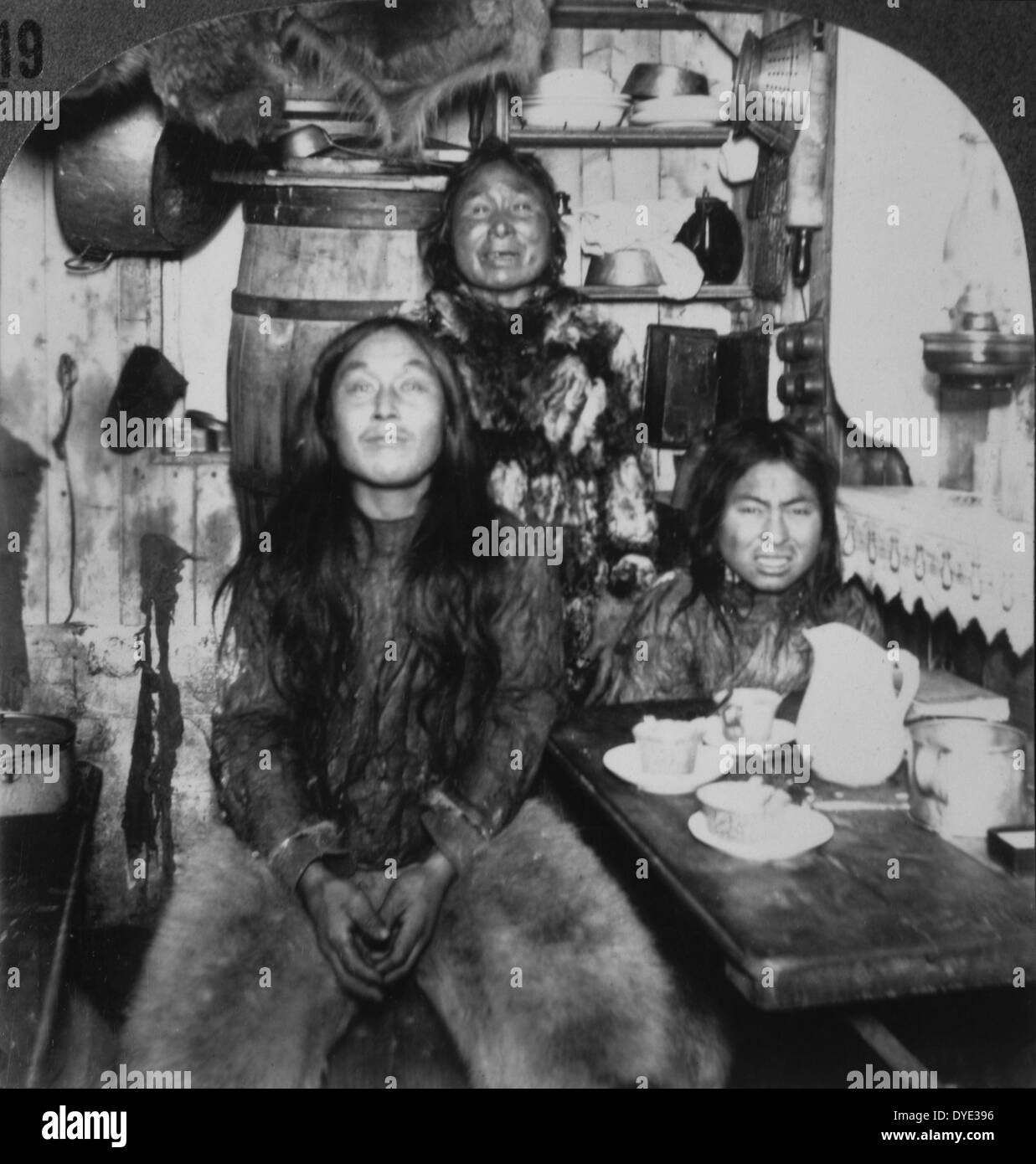 Dans la famille eskimo Accueil Portrait, Fort, magnésie, Sabine, l'île du Cap Ellsmere, Canada, vers 1900 Banque D'Images