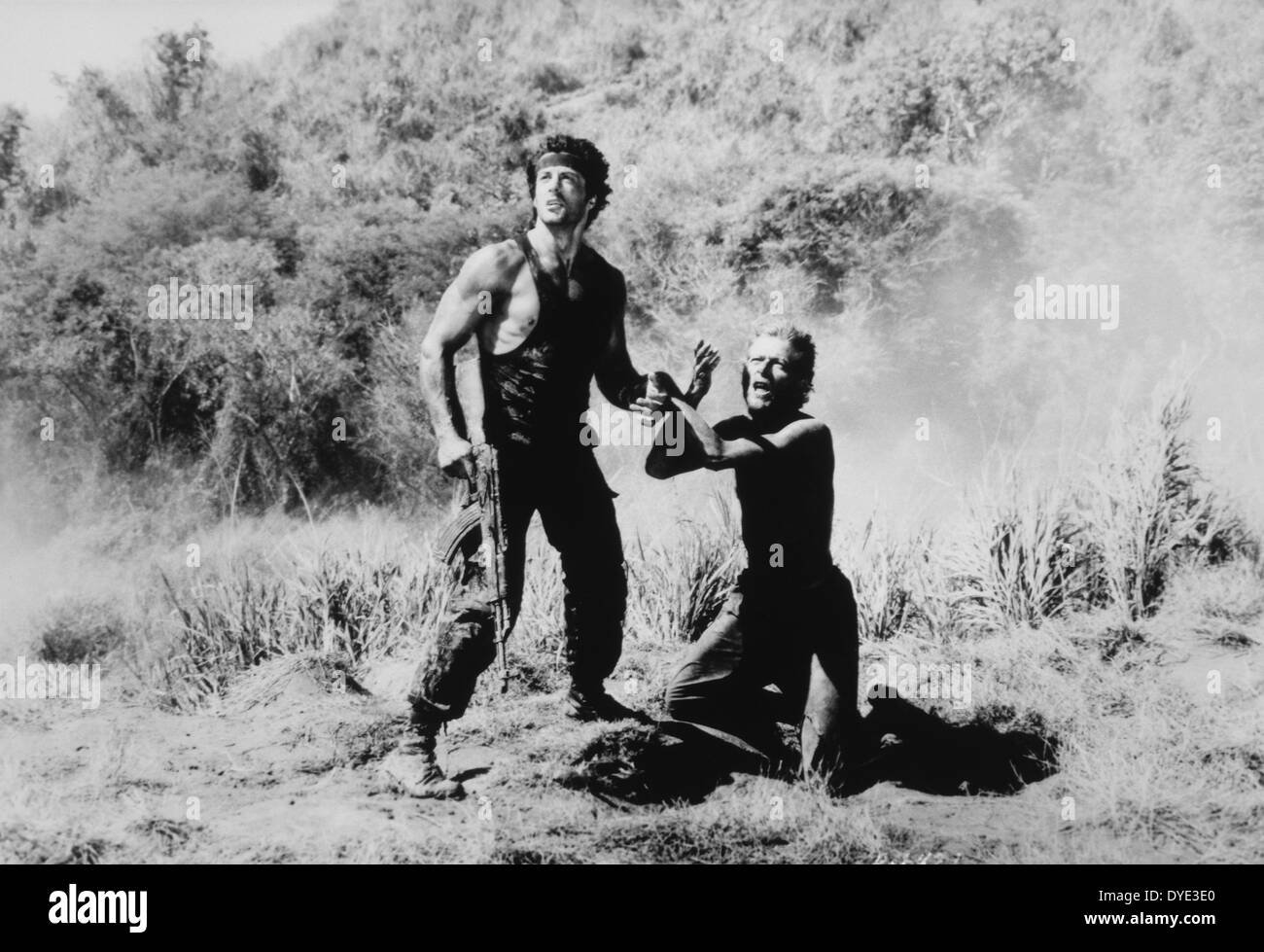Sylvester Stallone et acteur non identifiés, sur-ensemble du film, 'Rambo : First Blood Part II', 1985 Banque D'Images