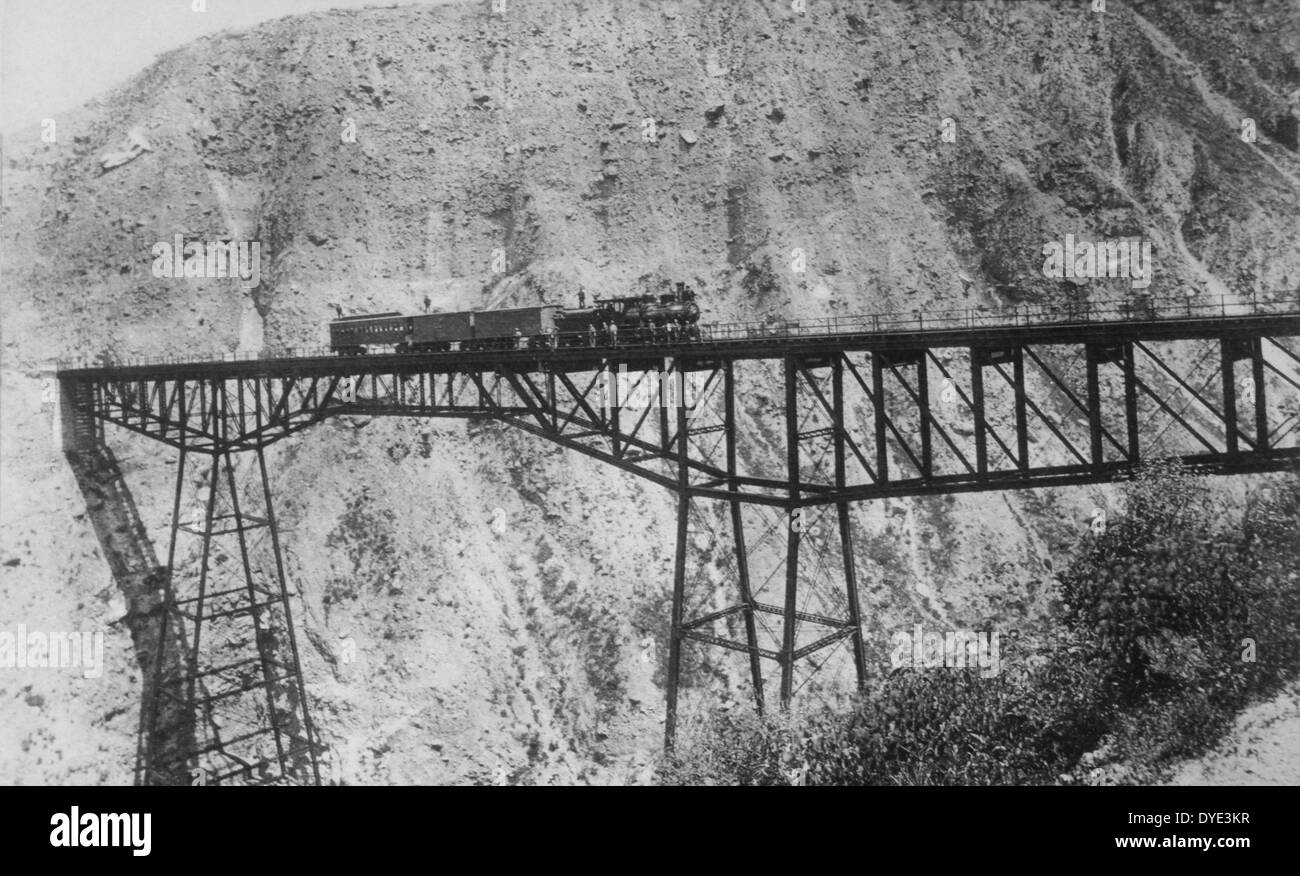 Train sur pont sur chevalets, Ouest des États-Unis, vers 1900 Banque D'Images