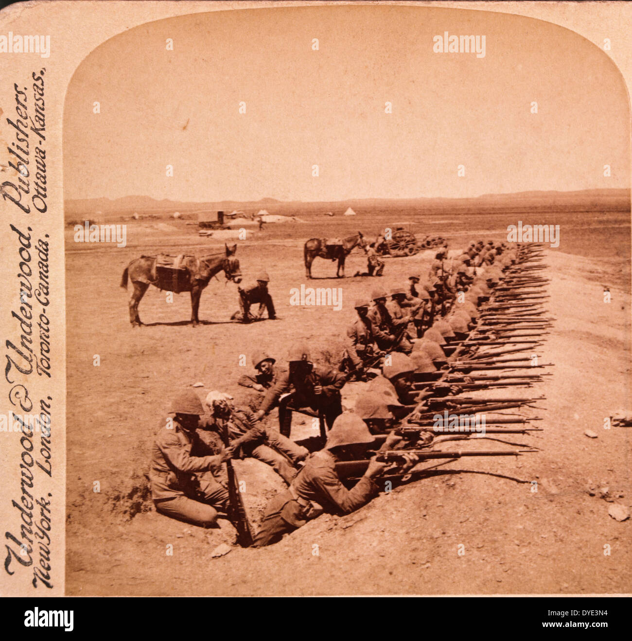 Les soldats britanniques tirent sur les Boers de l'Orange River des tranchées, Afrique du Sud, Deuxième Guerre des Boers, l'albumen Stereo Photo vers 1900 Banque D'Images