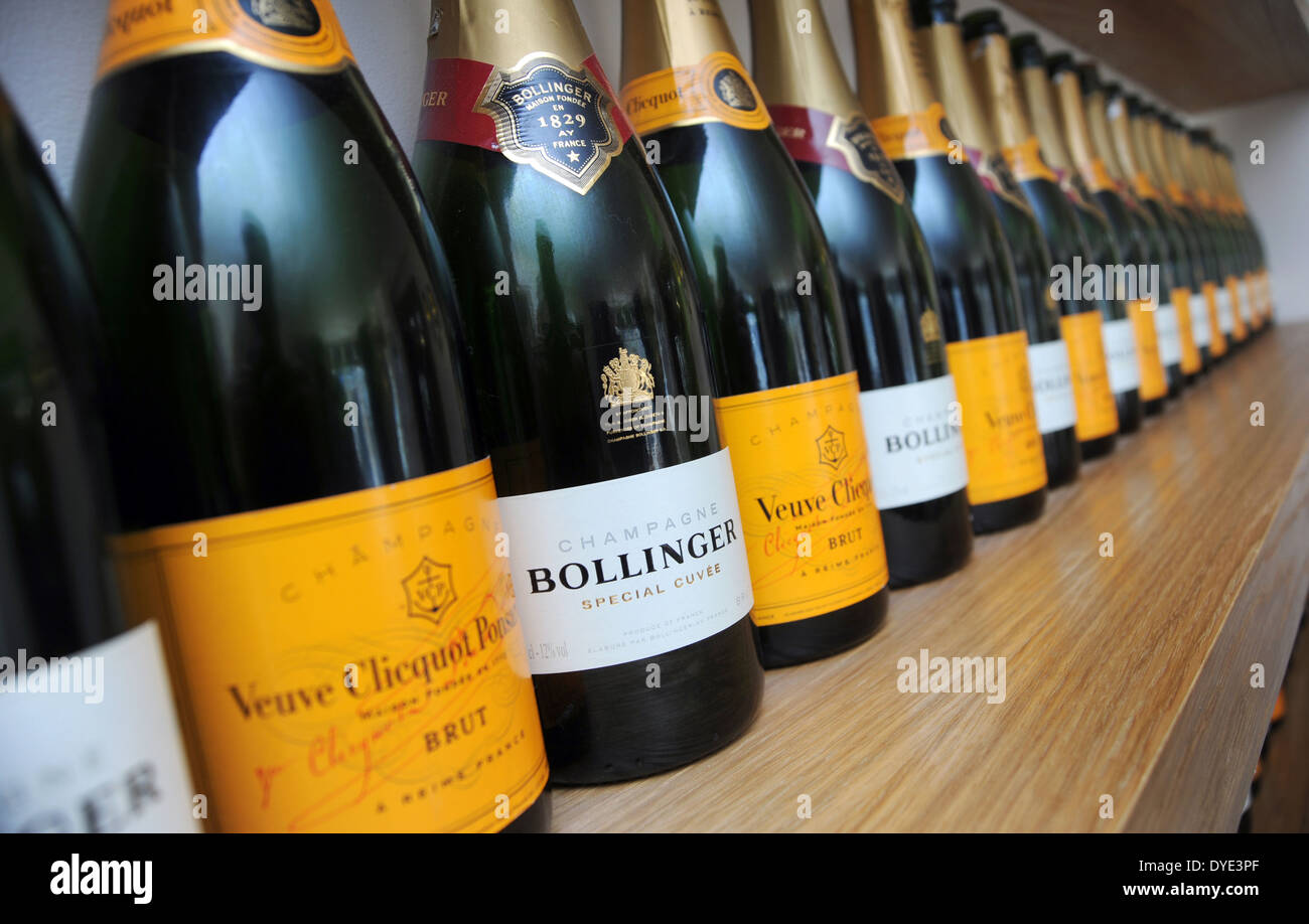 Bouteilles de champagne sur une étagère RE BOIRE NUITS SUR LA CONSOMMATION D'UNITÉS D'ALCOOL CALORIES DIÈTES CÉLÉBRATION DE DÉGUSTATION DE VIN VERRE UK Banque D'Images