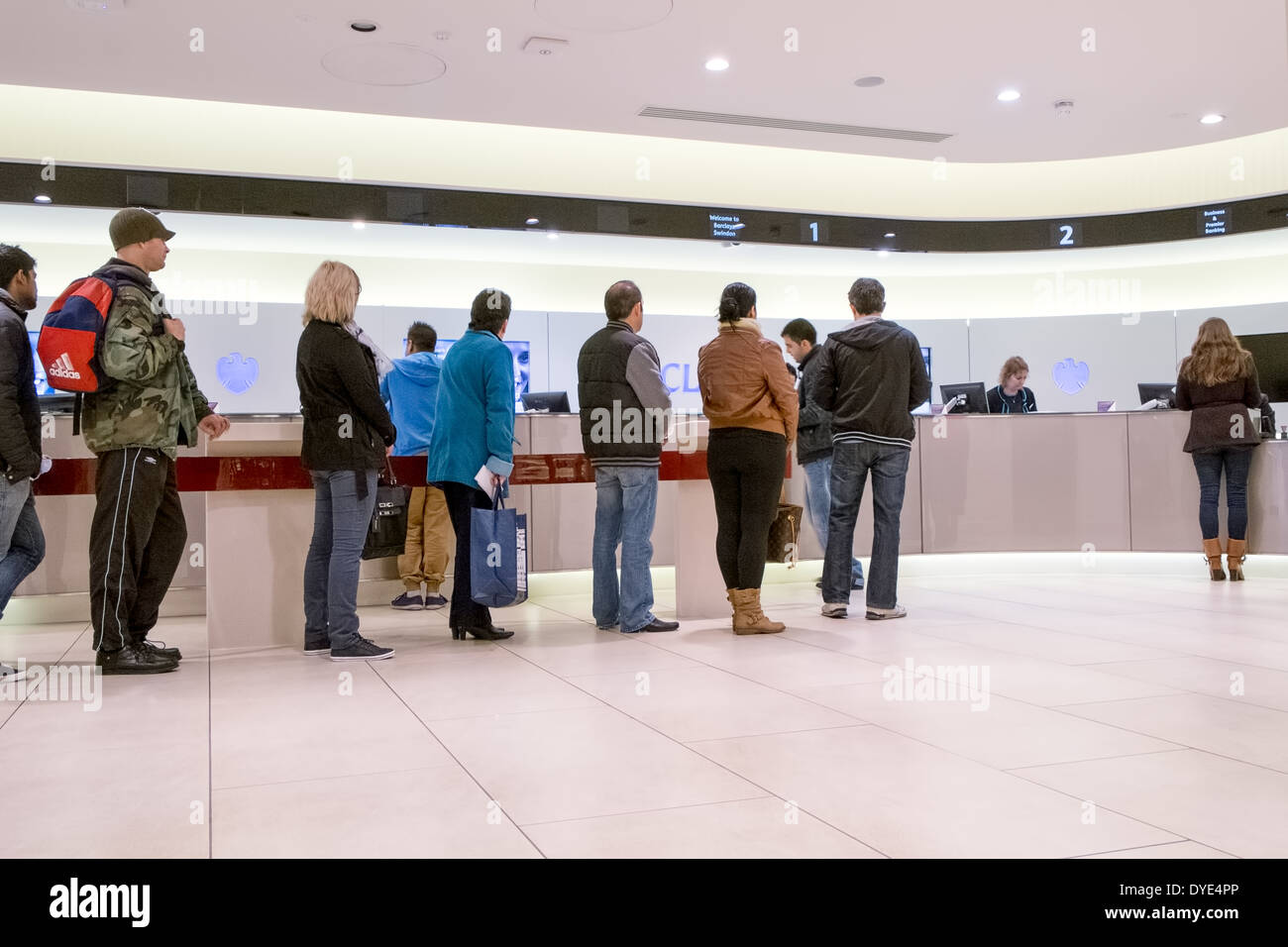 Les personnes en attente pour le service au comptoir à l'intérieur d'une succursale de la rue haute de Barclay's Bank UK Banque D'Images