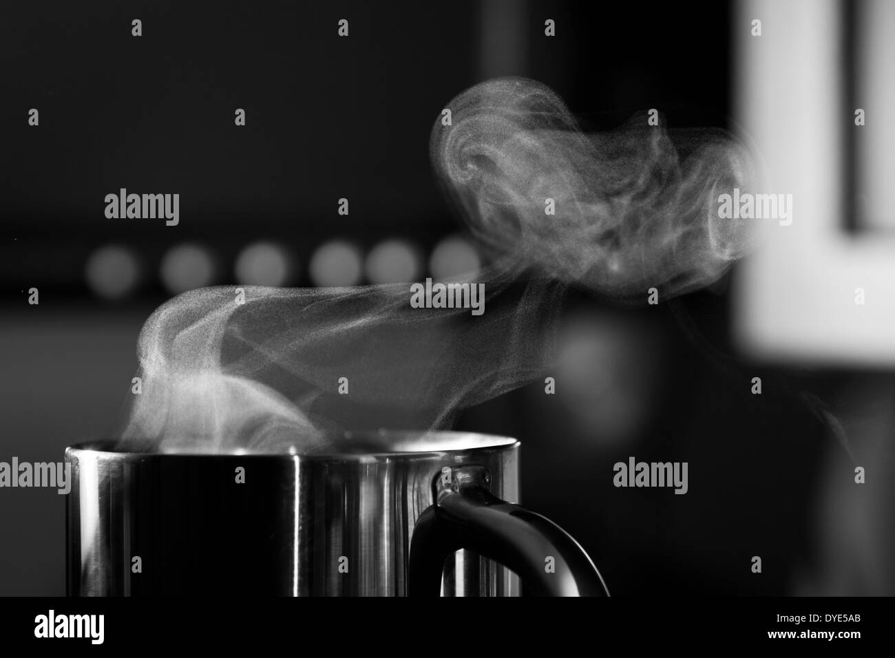 La vapeur s'élève à une tasse de café chaud Banque D'Images