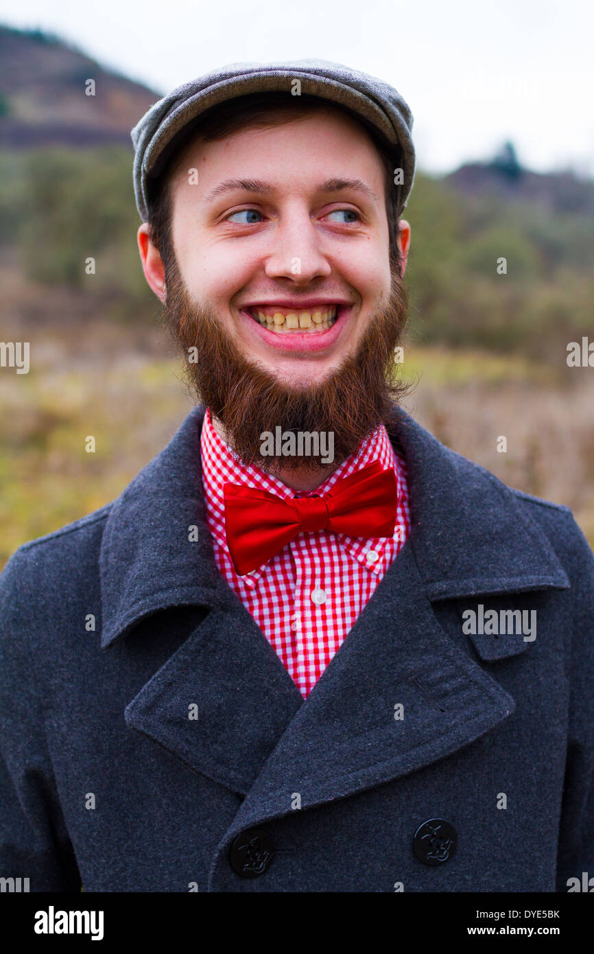 Hipster tendance guy à l'extérieur l'hiver dans un fashion portrait du bel homme. Banque D'Images