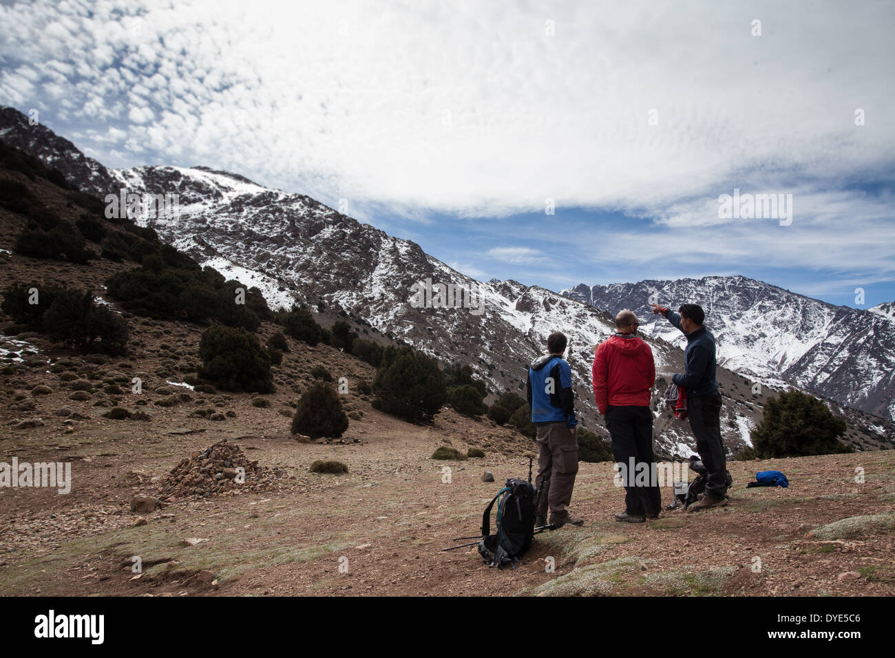 Les randonneurs de la planification de leur itinéraire dans les montagnes de l'Atlas Banque D'Images