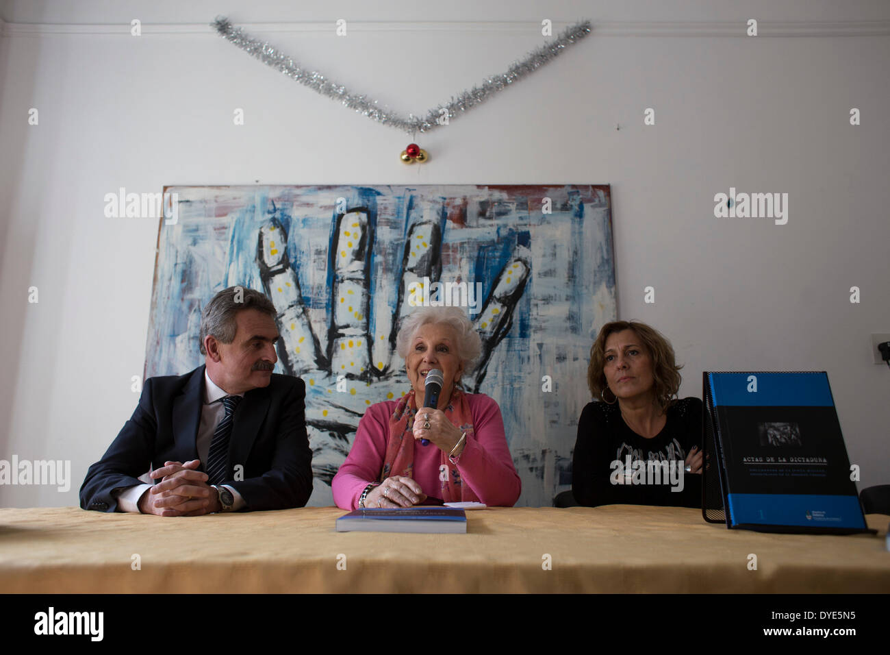 Buenos Aires, Argentine. Apr 15, 2014. Estela de Carlotto (C), Président de l'organisation non Grand-mères de la Plaza de Mayo, parle au cours d'une conférence conjointe avec le ministre de la défense de l'Argentine Agustin Rossi (L) et le directeur des droits de l'homme du Ministère de la Défense Stella Segado (R) à Buenos Aires, capitale de l'Argentine, le 15 avril 2014. La conférence est de présenter l'édition imprimée de 280 records appartenant à la dernière période de dictature militaire, qui ont été fondées à la fin de 2013. © Martin Zabala/Xinhua/Alamy Live News Banque D'Images