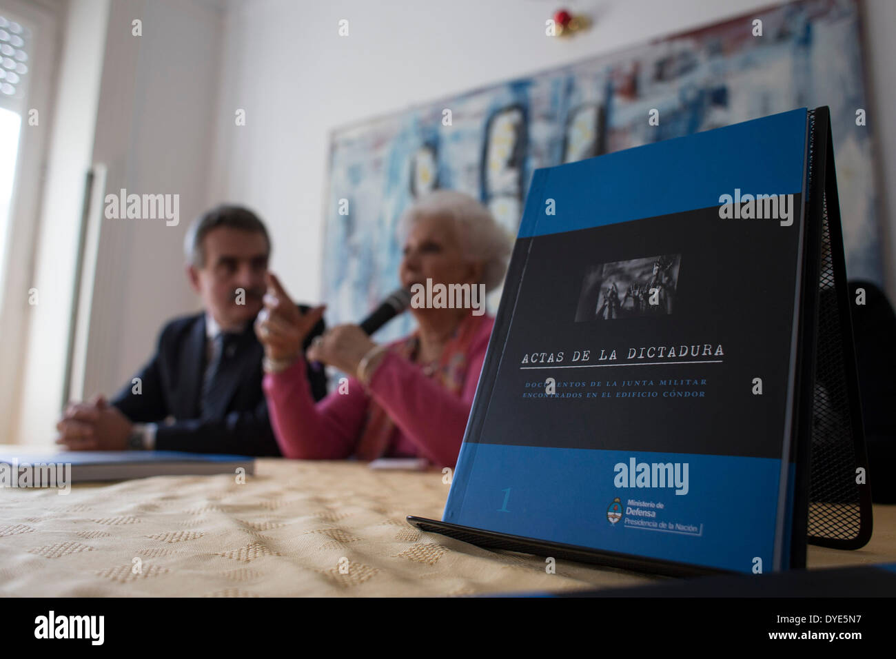 Buenos Aires, Argentine. Apr 15, 2014. Estela de Carlotto (R), Président de l'organisation non Grand-mères de la Plaza de Mayo, parle au cours d'une conférence conjointe avec le ministre de la défense de l'Argentine Agustin Rossi (L) et le directeur des droits de l'homme du Ministère de la Défense Stella Segado (non représenté sur la photo) à Buenos Aires, capitale de l'Argentine, le 15 avril 2014. La conférence est de présenter l'édition imprimée de 280 records appartenant à la dernière période de dictature militaire, qui ont été fondées à la fin de 2013. © Martin Zabala/Xinhua/Alamy Live News Banque D'Images