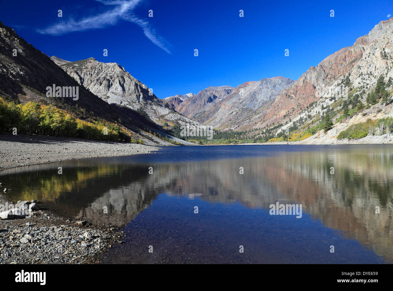 Reflet dans le lac à Lundy Canyon dans la partie Est de la Sierra Banque D'Images