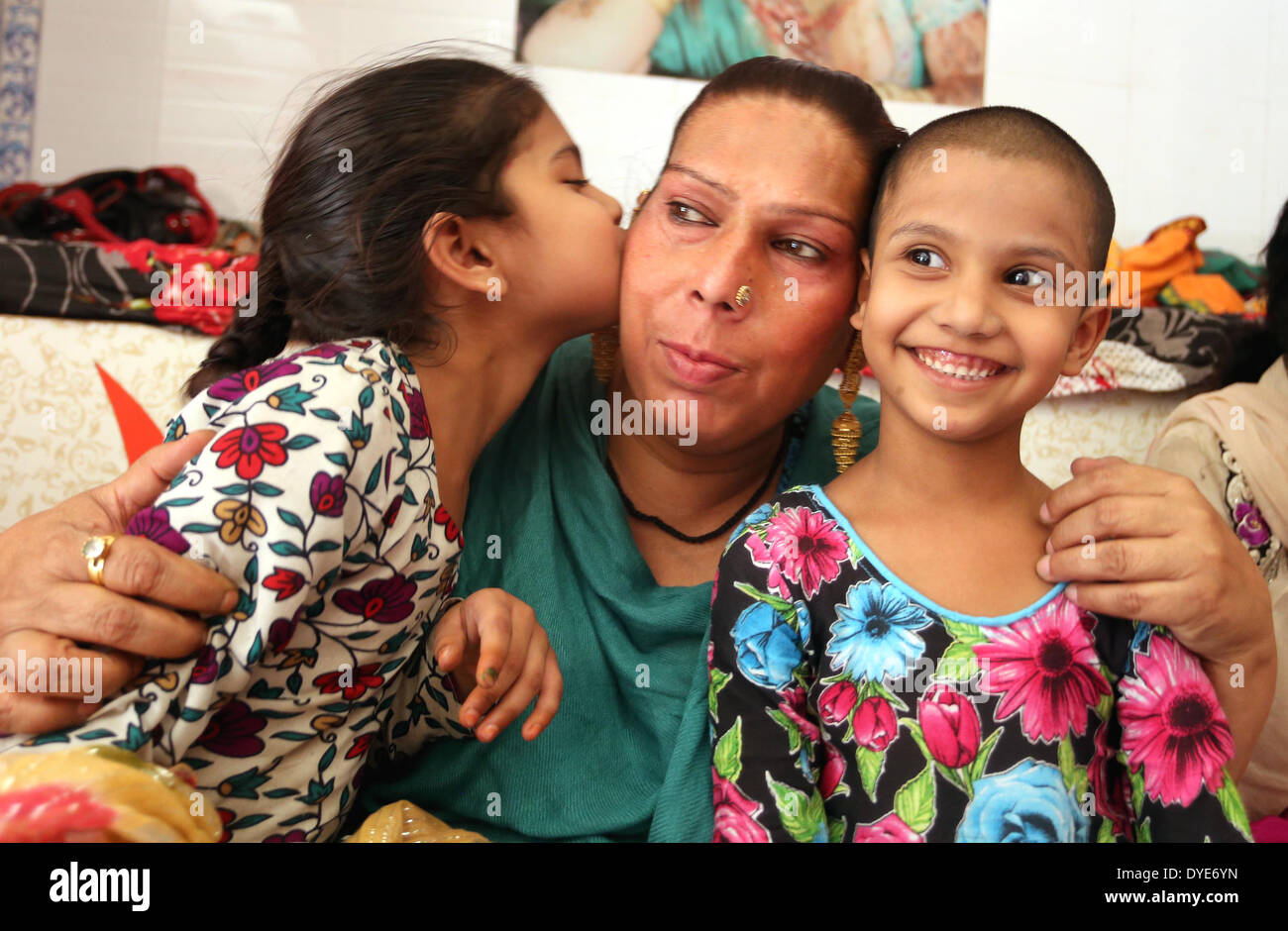 Bhopal, en Inde. Apr 15, 2014. Surraiya Naik, un transsexuel, embrasse son enfant adopté à son domicile après un jugement historique rendu par la Cour suprême de l'Inde, à Bhopal, en Inde, le 15 avril 2014. La Cour suprême de l'Inde Mardi accordé une reconnaissance juridique aux personnes transgenres que le troisième genre dans un jugement qui leur permettra d'obtenir toutes les installations, y compris un passeport, carte d'identité de l'élection et le permis de conduire. © Stringer/Xinhua/Alamy Live News Banque D'Images