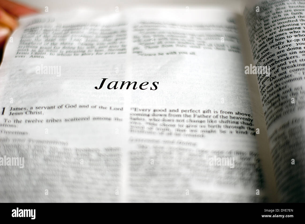 Livre James de la Bible dans le Nouveau Testament Banque D'Images