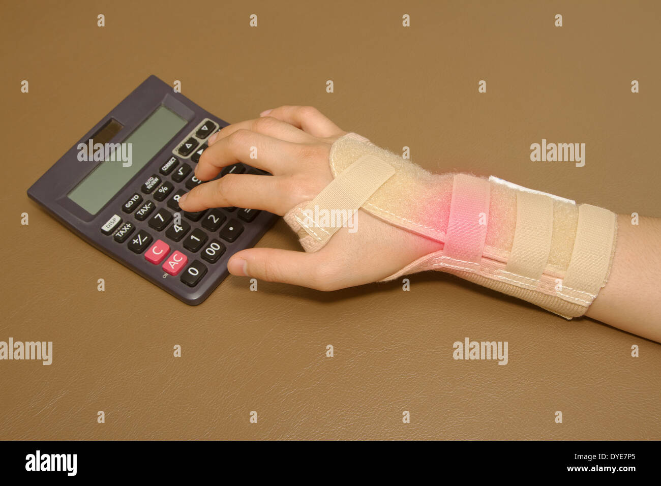 Woman's hand avec repose poignet en faisant des calculs sur calculatrice Banque D'Images