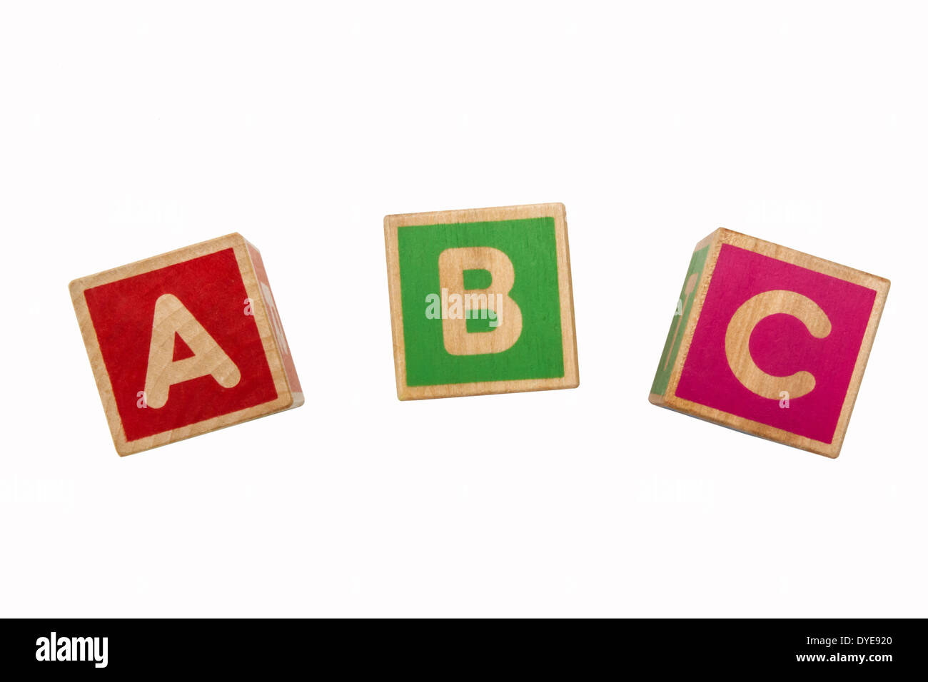 Blocs d'alphabet en bois coloré avec les lettres A, B, C sur un fond blanc, parfait pour l'éducation. Banque D'Images