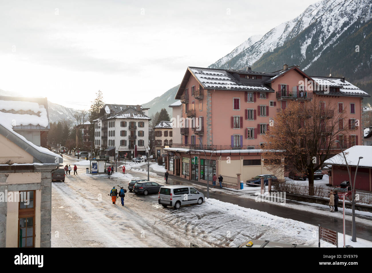 Le village de Chamonix Mont-Blanc, vu de la gare et la station de bus. Banque D'Images