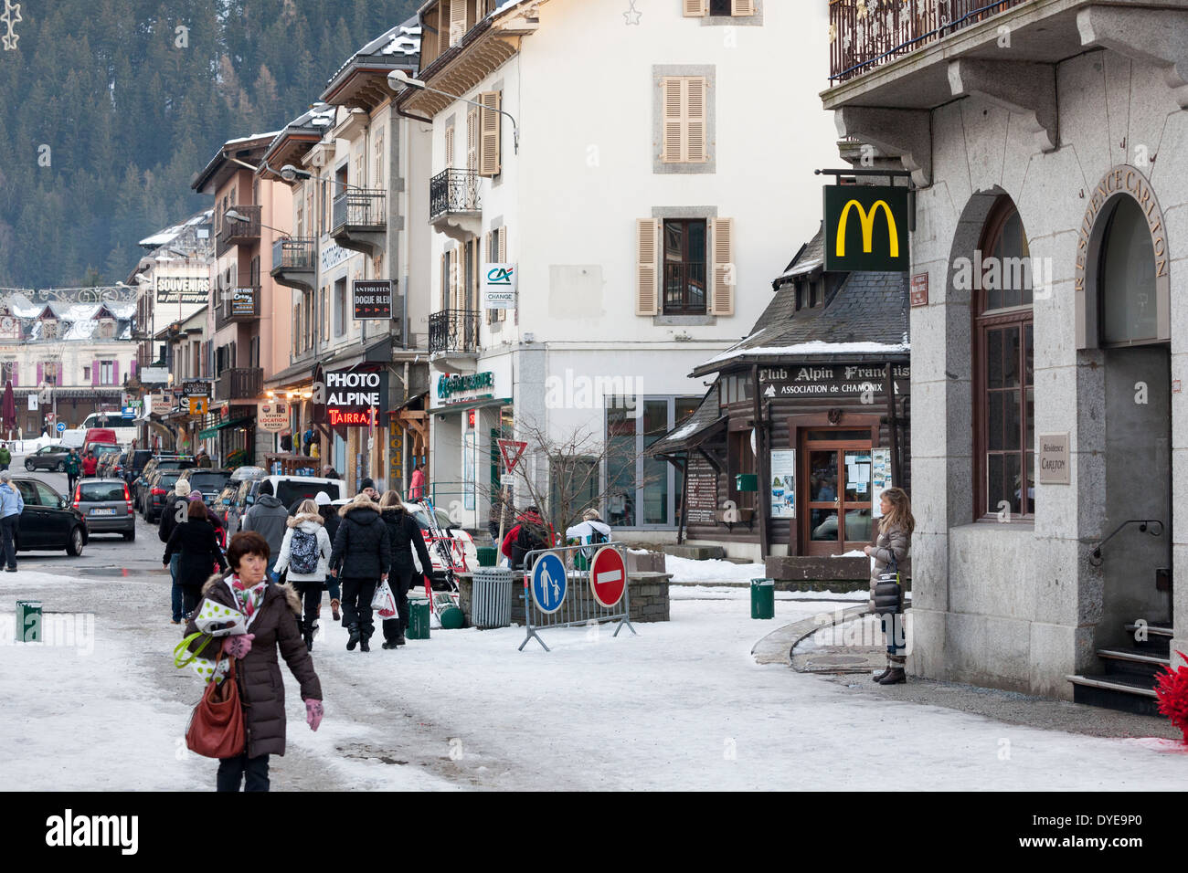 La franchise de restauration rapide MCDONALD'S dans le village de Chamonix Mont-Blanc. Banque D'Images
