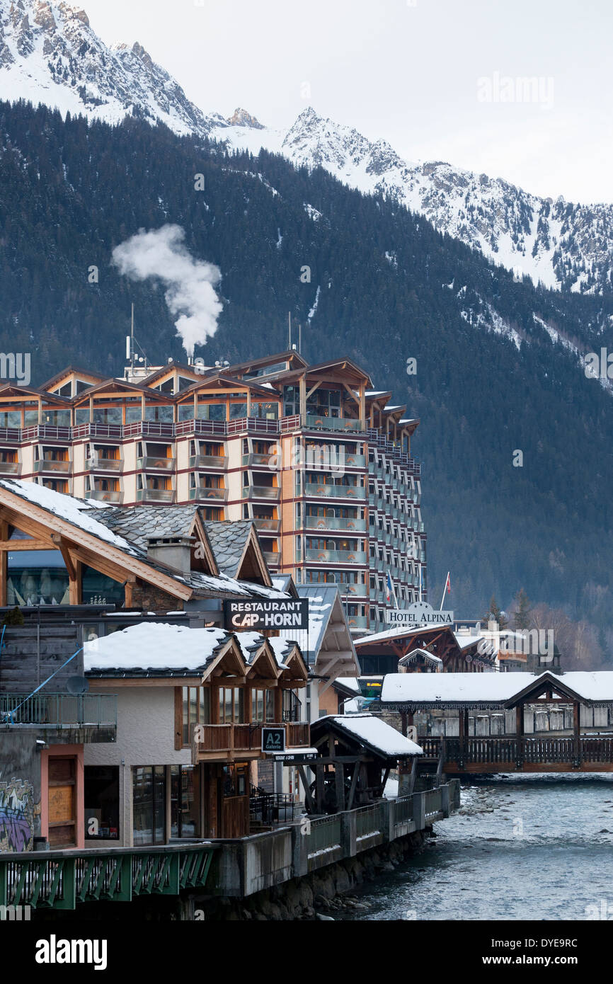 Hotel restaurant Alpina Cap-Horn et le long de la rivière L'Avre dans le village de Chamonix Mont-Blanc. Banque D'Images
