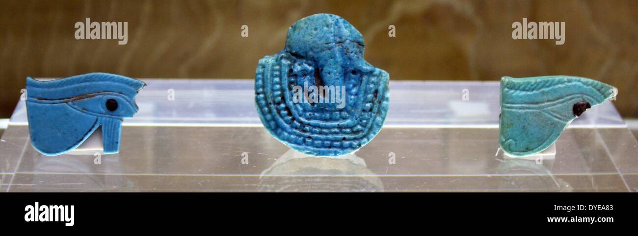 Originaire de l'Égypte des objets créés à partir de la demi- pierre précieuse Lapis lazuli. Les éléments incluant l'oeil d'Horus, qui était le symbole de la protection, pouvoir royal et une bonne santé. Barcelone. Espagne 2013 Banque D'Images