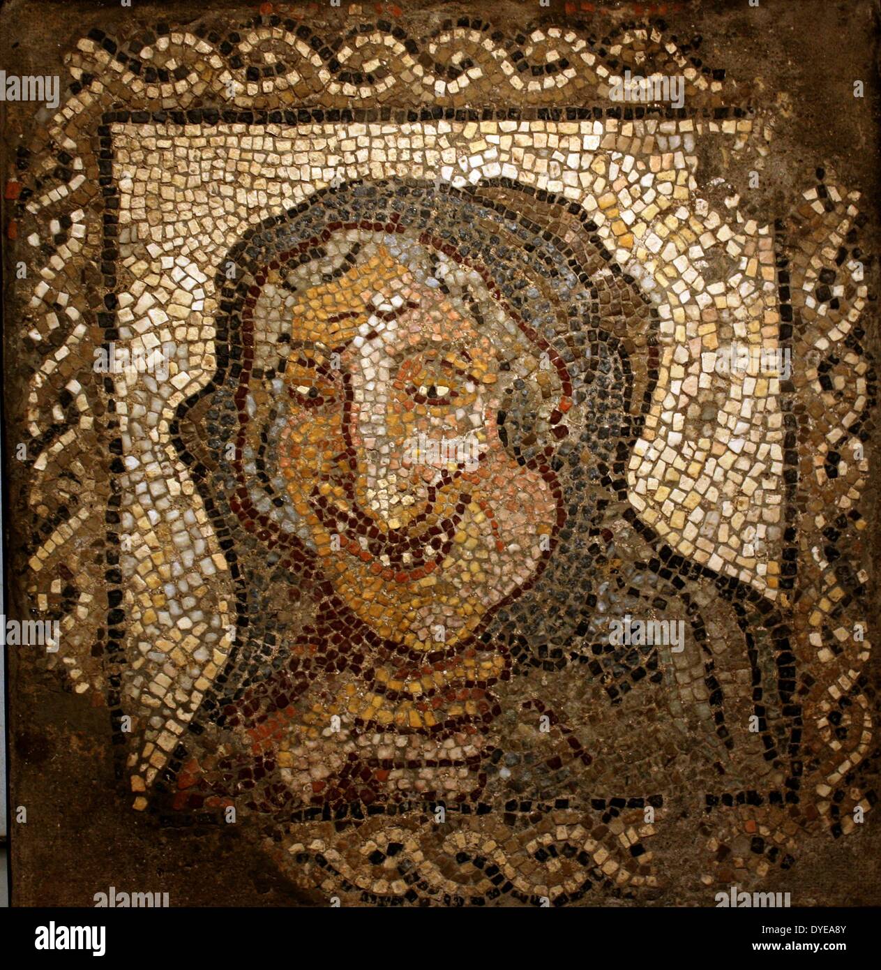 Mosaïque romaine antique avec le représentant une vieille femme. Barcelone, Espagne 2013 Banque D'Images