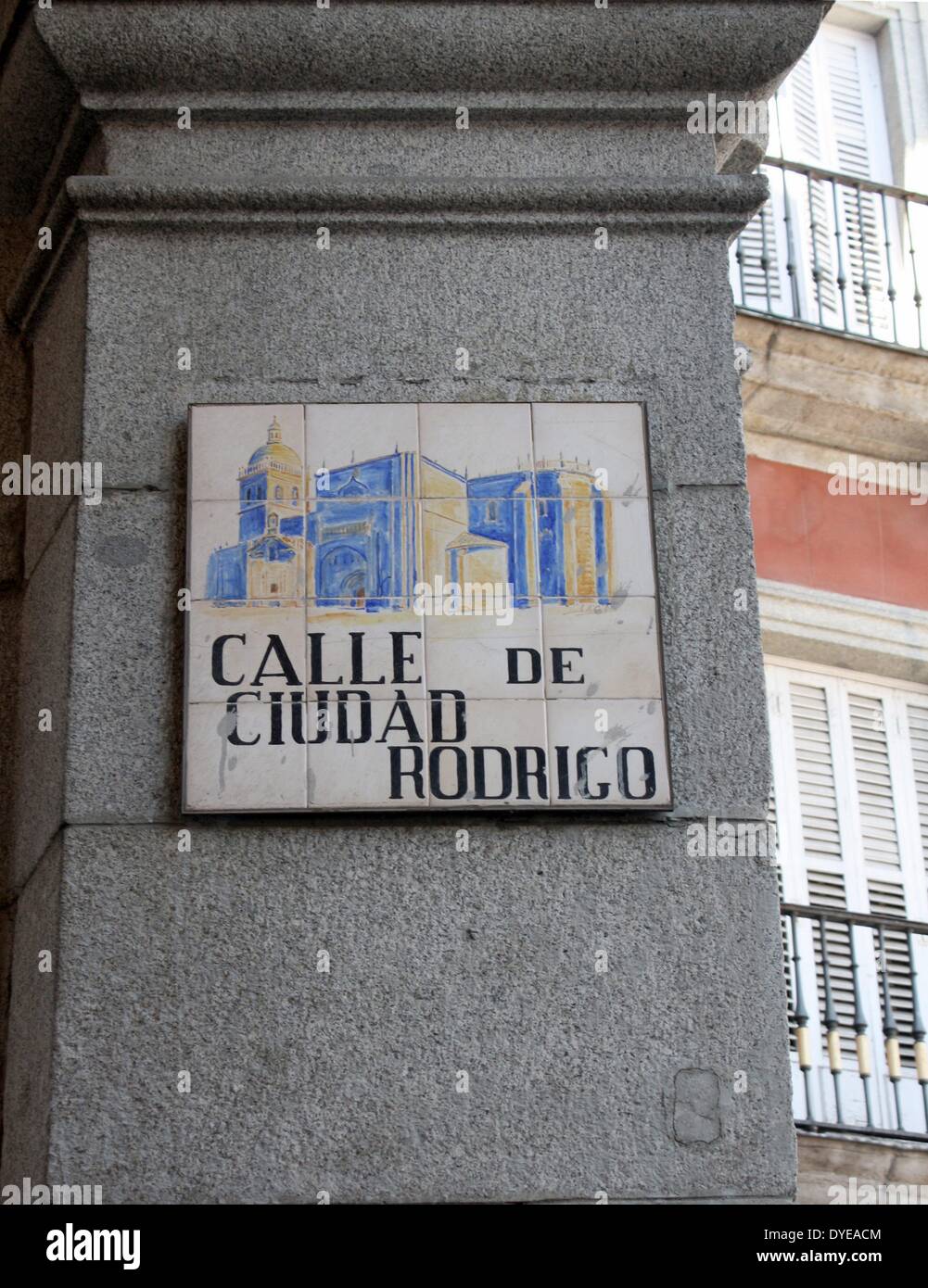 Rue railroad signe du nom de Ciudad Rodrigo à Madrid. Un site historique-artistique, célèbre pour la ville fortifiée située à l'ouest de la province de Salamanque. C'est joindre les murs un riche patrimoine de bâtiments civils et religieux, dont les plus importants sont la cathédrale et le château. Madrid. Espagne 2013 Banque D'Images