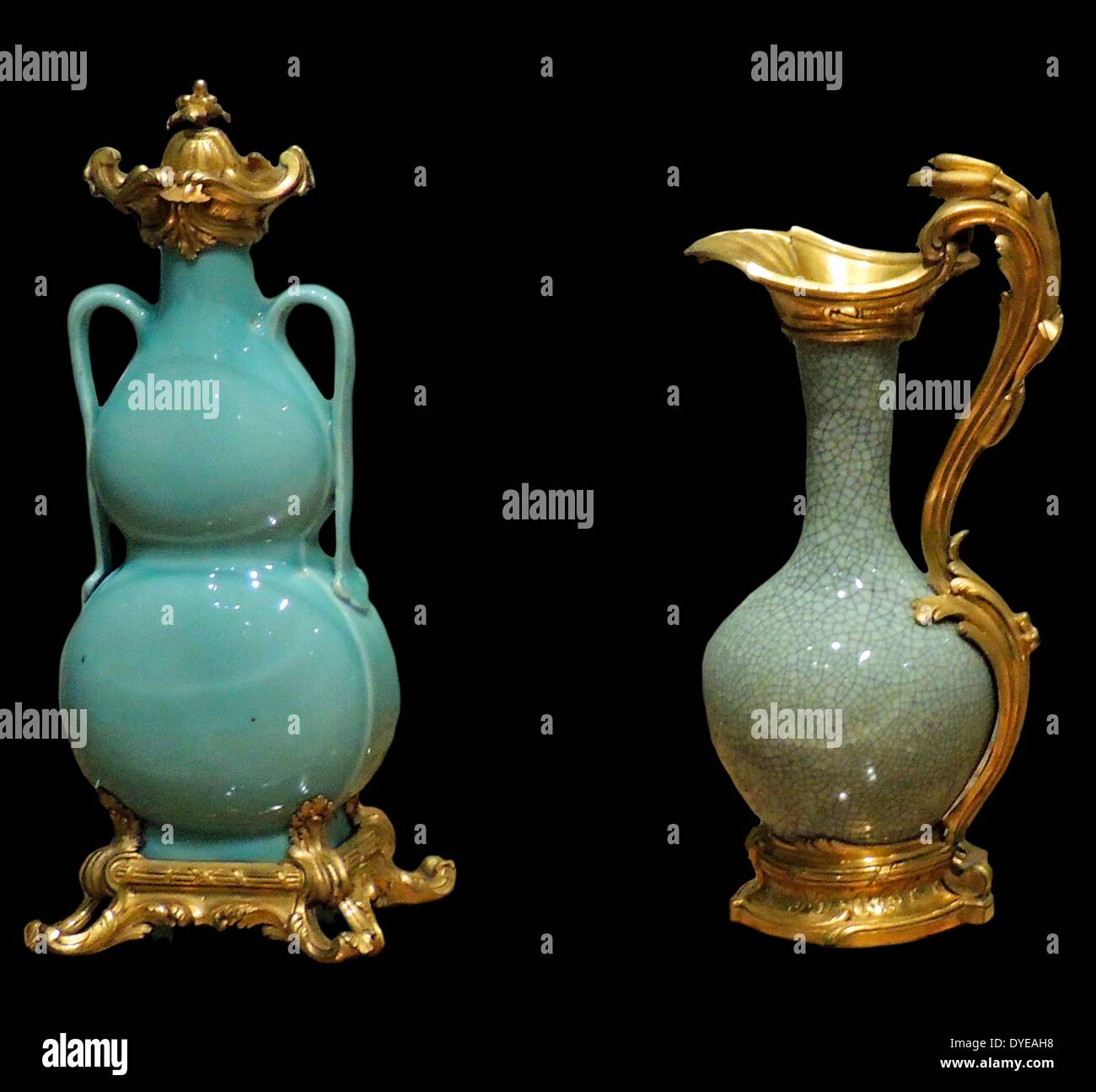 Ewer, Paris, c 1755-1760. Vase, Chine, ch. Pâte dure, 1725-1740 Porcelaine, bronze doré. A Paris artisan transformé ce vase chinois dans un broc. C'est un exemple d'chinoiserie, dans lequel un objet oriental acquiert un nouveau personnage par l'ajout d'éléments de l'Ouest. La porcelaine émaillée gris donne l'impression d'avoir toutes les petites fissures sur elle. Ce type de porcelaine - appelé craze ou 'crackle vitrage" - a été très admiré à Paris dans le milieu du 18e siècle. Banque D'Images