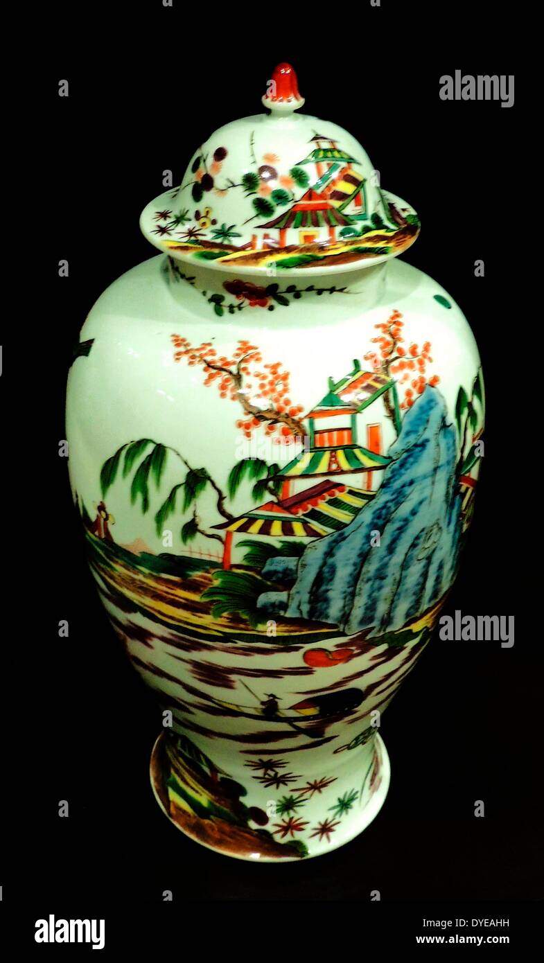 Des vases en porcelaine de Meissen. Meissen/disque peint-coller la porcelaine. Dans le 1720's Meissen a commencé à produire des vases colorés sur une grande échelle. Bien que les formes et la décoration des vases ont été souvent inspirés par des modèles en provenance de Chine, ils étaient littéralement presque jamais des copies. Johann Grégoire Horoldt, qui a dirigé l'atelier de peinture à l'usine de 1720, spécialisé dans les scènes de fantaisie avec des chiffres chinois, qui ont été peintes sur un grand nombre de vases. Banque D'Images