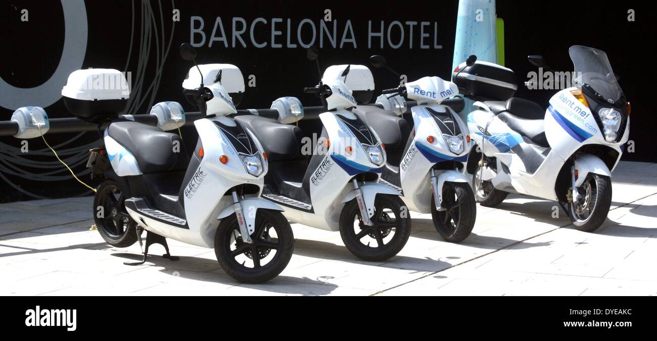 Le vert Scooterthe les transports urbains où vous pourrez louer un scooter électronique et le retourner à un endroit désigné une fois terminé. Barcelone. Espagne 2014 Banque D'Images