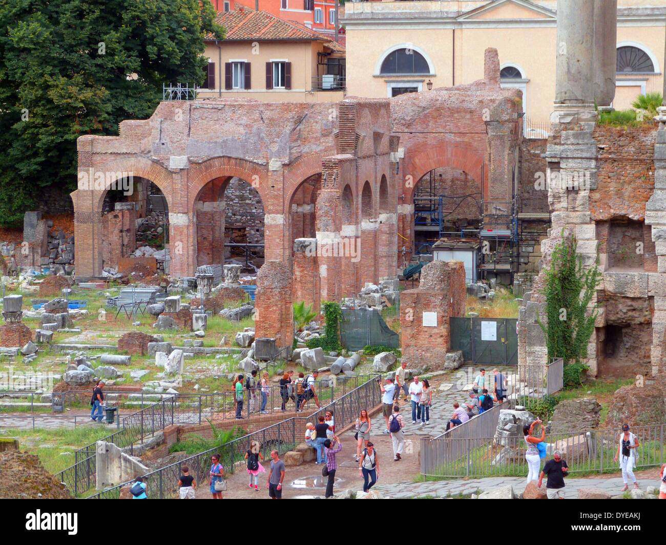 Le Forum Romain est un plaza rectangulaire entouré par les ruines de l'ancien gouvernement, dans le centre de Rome. À l'origine d'un marché. Rome. Italie 2013 Banque D'Images