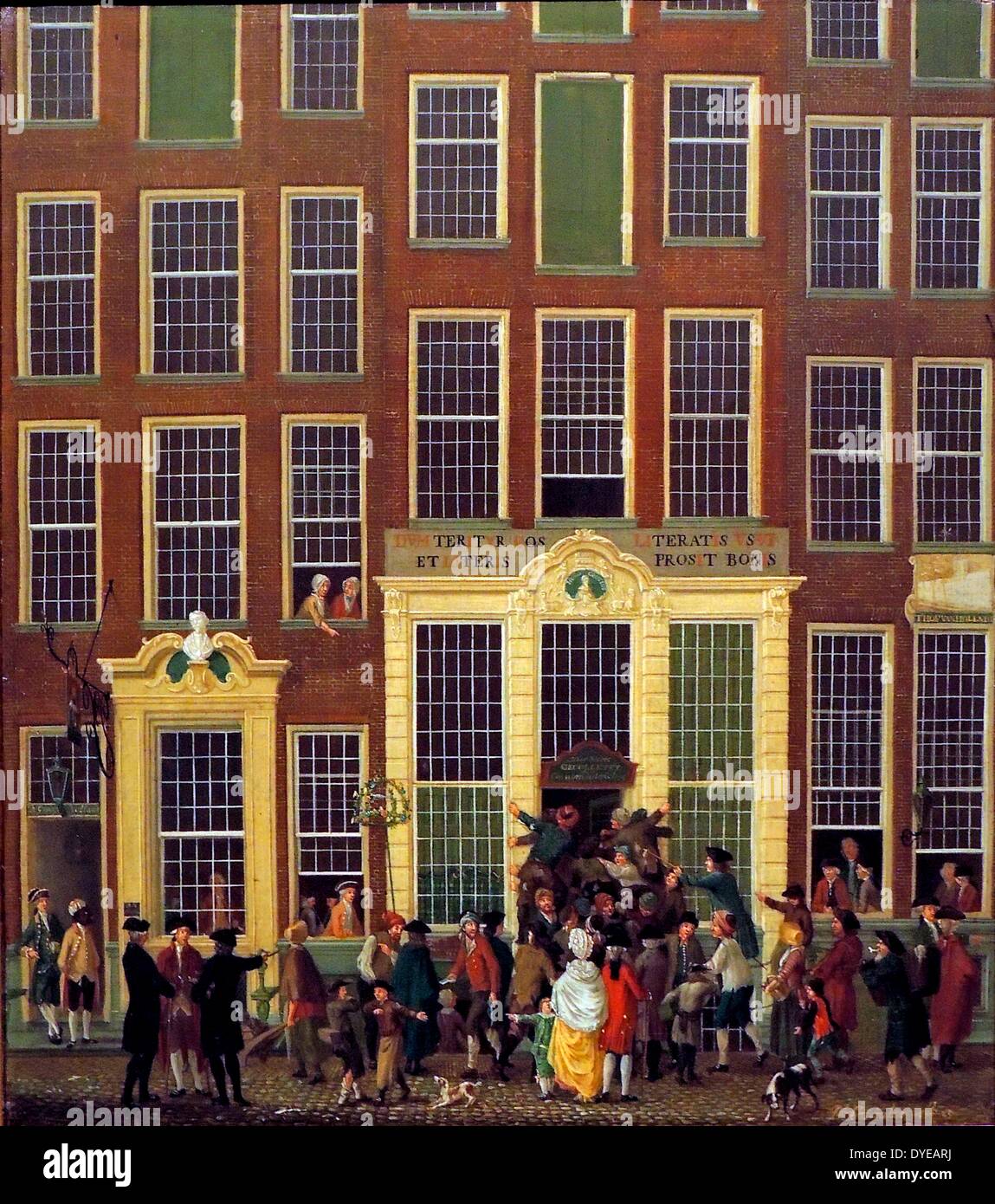 La librairie et l'Agence de loterie de Jan De Groot, dans la Kalverstraat à Amsterdam par Isaac Ouwater (1748-1793) huile sur toile, 1779. Un groupe d'hommes pousser et pousser pour entrer dans la porte de l'agence de loterie - à l'étonnement des passants et le divertissement en général de l'hôtel, les clients de chaque côté . La scène est le début de la vente de billets de loterie organisée par les États généraux le 25 octobre 1779. C'était le précurseur immédiat de la loterie nationale, qui existe toujours, tout comme la chambre qu'on voit ici. Banque D'Images